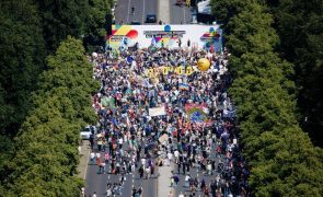 Milhares de pessoas manifestam-se contra a extrema-direita na Alemanha