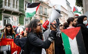 Dezenas juntam-se em Lisboa para exigir fim das mortes na Palestina e dos combustíveis fósseis
