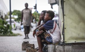 Pequenos engraxadores angolanos batalham pelo pão para sustentar avó