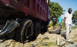 Choque entre autocarro e camião provoca 23 mortos em Moçambique