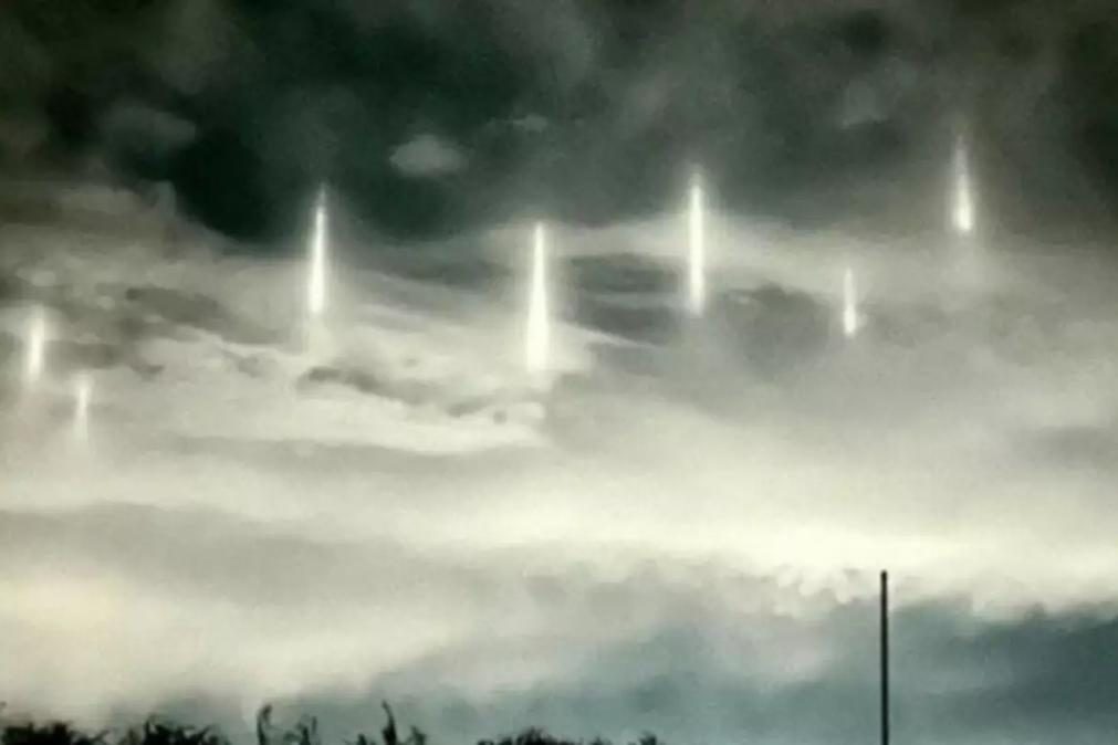 Pilares de luz no céu noturno avistados e descritos como 'do outro mundo'