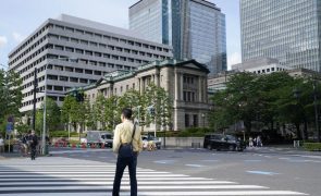Banco central do Japão reduz programa de compra de dívida pública