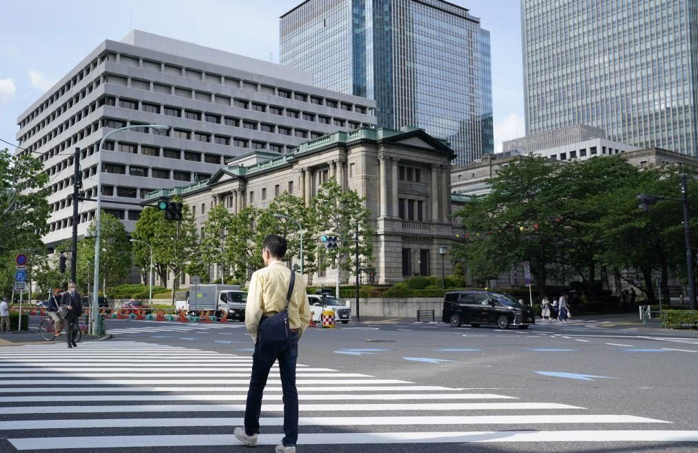 Banco central do Japão reduz programa de compra de dívida pública