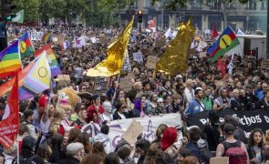 Dezenas de milhares nas ruas francesas contra extrema-direita