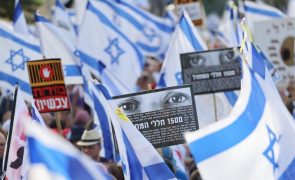Milhares de israelitas protestam frente ao parlamento para exigir eleições e acordo de reféns