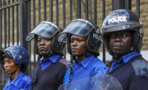 Polícia queniana usa gás lacrimogénio e detém três pessoas em protesto contra impostos