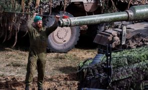 Defesa alemã planeia aquisição de mais de cem tanques Leopard até 2030