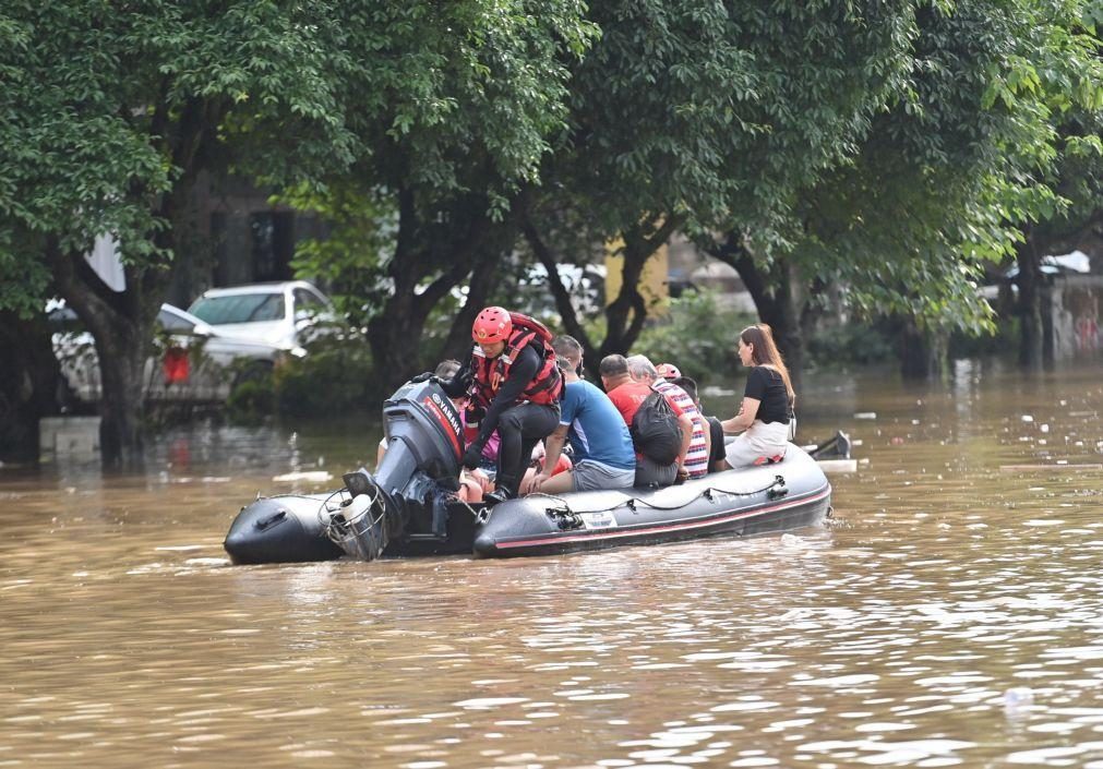 Pelo menos 47 mortos em inundações históricas no sul da China