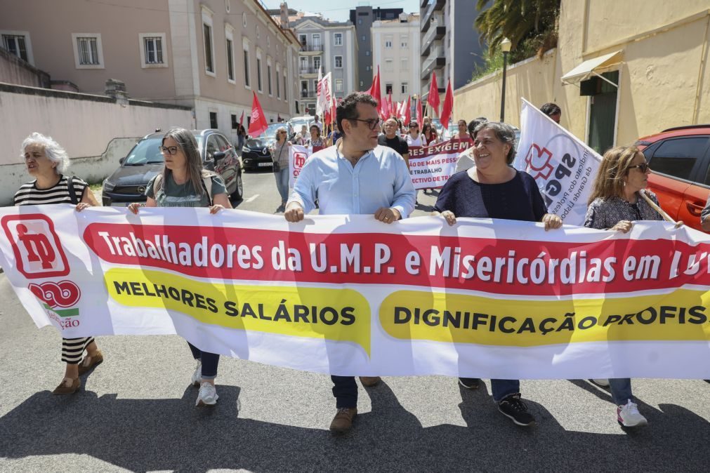 Dezenas de trabalhadores manifestam-se frente à União das Misericórdias por melhores salários