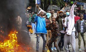 Sobe para dois o número de mortos em manifestação contra Governo da Quénia