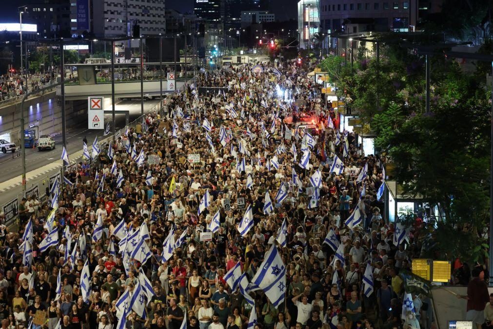 Milhares de manifestantes contra Netanyahu exigem libertação de reféns