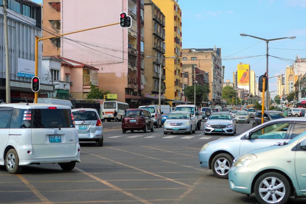 Automobilistas pedem estradas e transportes para aliviar trânsito em Maputo