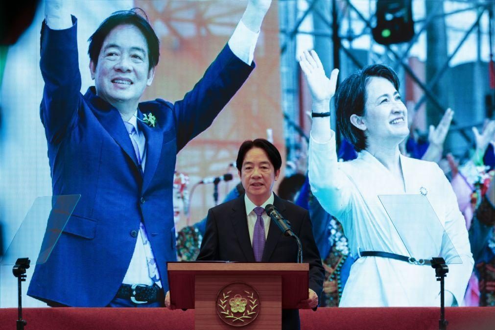 Líder de Taiwan pede revisão constitucional de polémico pacote legislativo