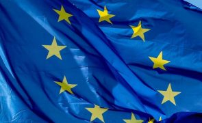 UE adota 14.º pacote de sanções contra Rússia que inclui gás natural liquefeito