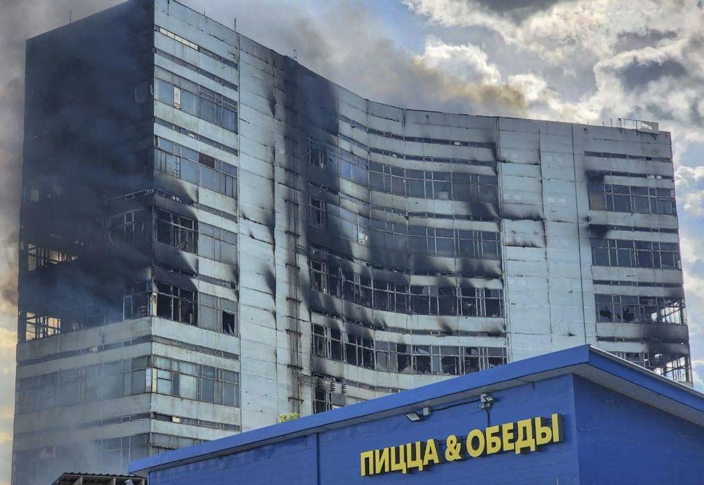 Pelo menos dois mortos em incêndio num edifício em Moscovo