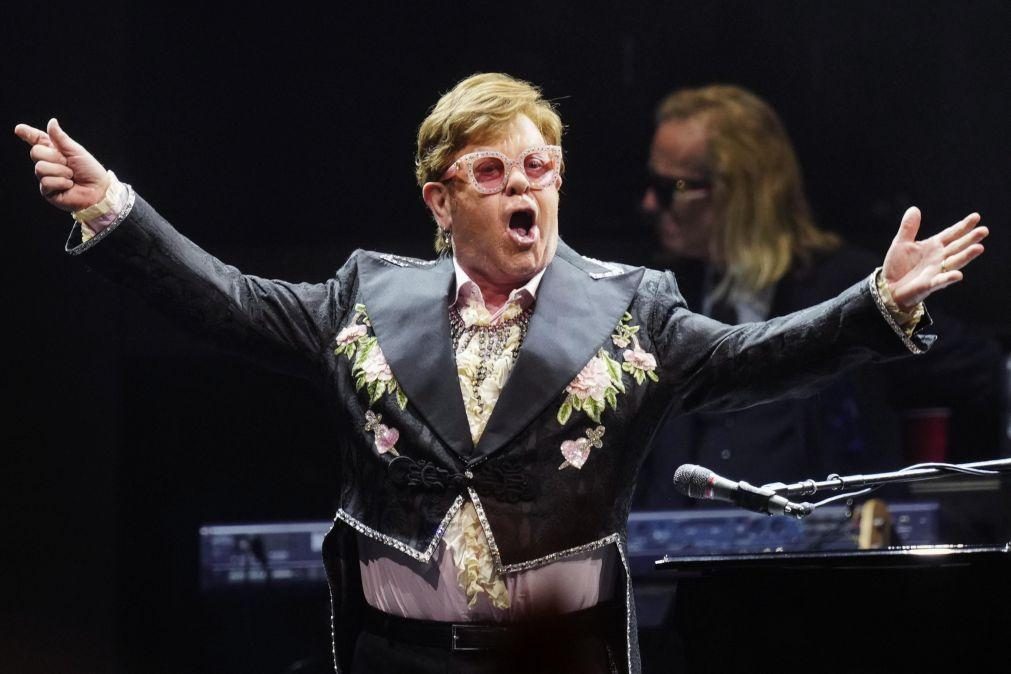 Elton John coloca guarda-roupa em leilão para arrecadar fundos contra a SIDA
