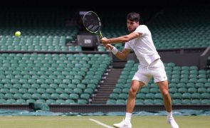 Alcaraz defende título de Wimbledon no regresso de Djokovic após operação