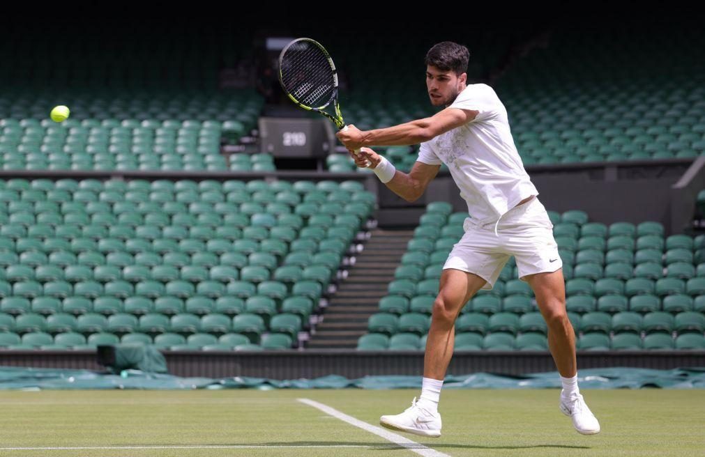 Alcaraz defende título de Wimbledon no regresso de Djokovic após operação