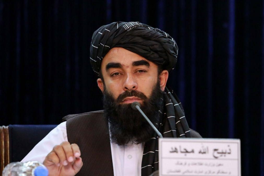 Talibãs dizem ter apoio da Rússia nas conversações em Doha