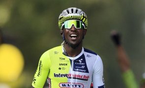 Tour: Girmay é o primeiro eritreu a vencer uma etapa, Carapaz veste a amarela