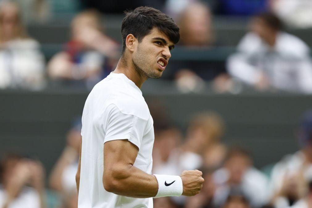 Wimbledon: Campeão Carlos Alcaraz apura-se para a terceira ronda