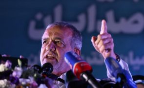 Reformista Pezeshkian vence presidenciais no Irão - autoridades