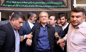 Presidente eleito do Irão estende 