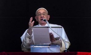 Papa diz que democracia é resolver questões em conjunto e não dirigismo