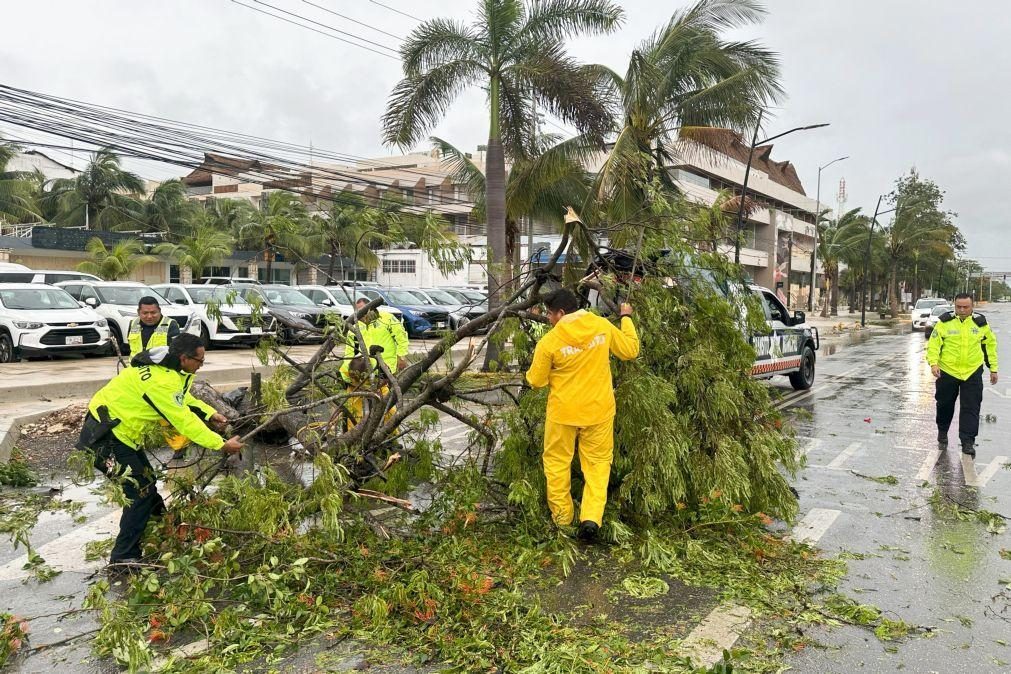 Tempestade tropical Beryl dirige-se para o Texas, depois do México