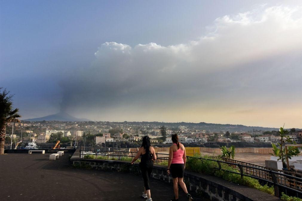 Erupção do vulcão Etna intensifica-se com lava e nuvem de fumo de cinco quilómetros