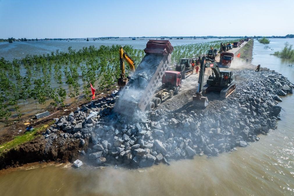 China mobiliza 700 militares para salvamento em zona afetada por cheias