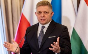 PM eslovaco regressa ao trabalho quase dois meses após tentativa de assassínio