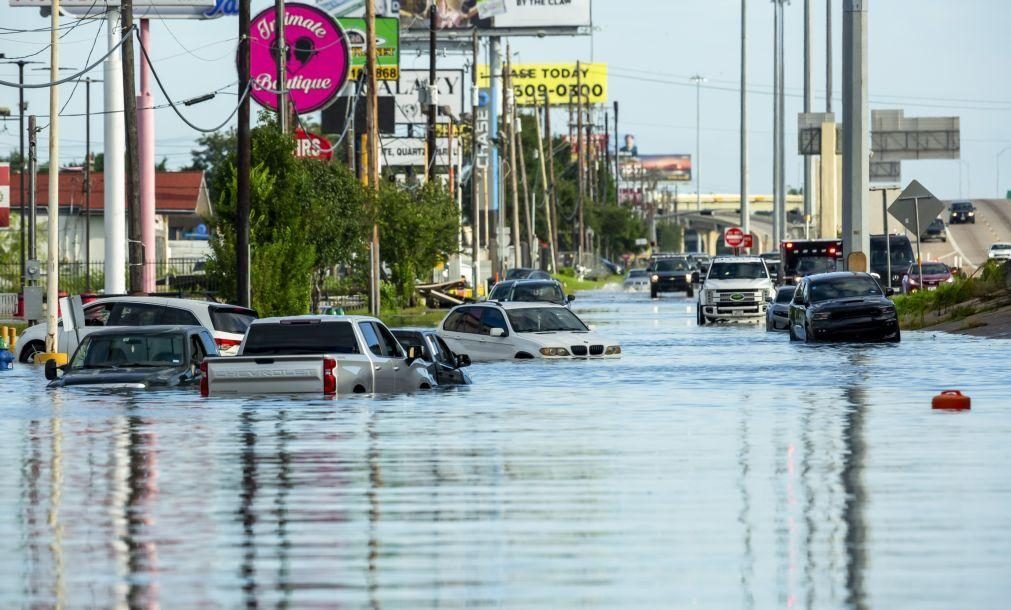 Pelo menos oitos mortos nos EUA devido a furacão que passou a tempestade tropical