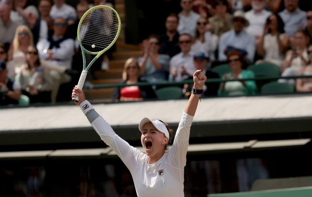 Barbora Krejcikova e Elena Rybakina defrontam-se nas meias-finais de Wimbledon