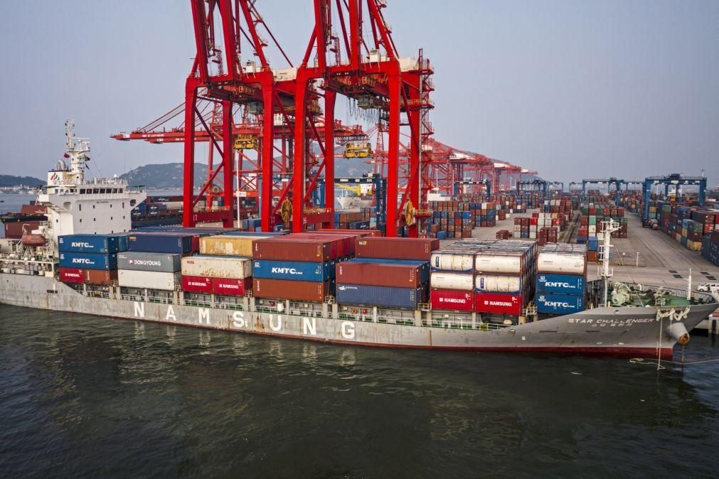 Crescimento das exportações da China supera expectativas, mas importações caem