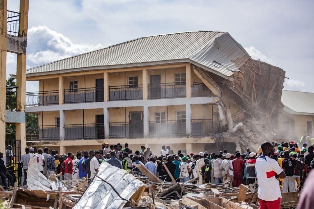 Pelo menos 21 mortos, na maioria alunos, em desabamento de escola na Nigéria, segundo a Cruz Vermelha
