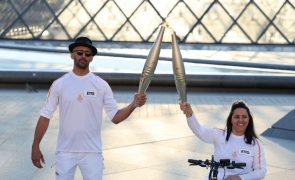 Chama olímpica em Paris 'visitando' Bataclan, Campos Elísios, Louvre e Notre Dame