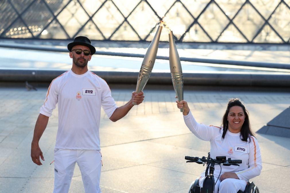 Chama olímpica em Paris 'visitando' Bataclan, Campos Elísios, Louvre e Notre Dame