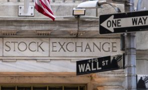 Wall Street fecha com a 3ª maior queda do Nasdaq desde 2022 e 3º recorde do Dow