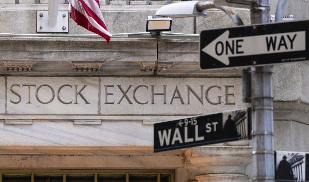 Wall Street fecha com a 3ª maior queda do Nasdaq desde 2022 e 3º recorde do Dow