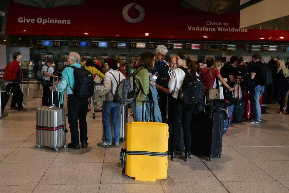 REPORTAGEM: Filas para 'check-in' e voos atrasados no aeroporto de Lisboa devido a falha da Microsoft (C/ÁUDIO E VÍDEO)