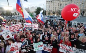 Centenas de russos pró-Kremlin manifestam-se contra encerramento de canais no Youtube