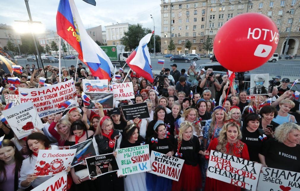 Centenas de russos pró-Kremlin manifestam-se contra encerramento de canais no Youtube