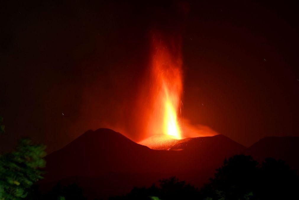 Aeroporto italiano da Catânia suspende voos devido a nova erupção do Etna