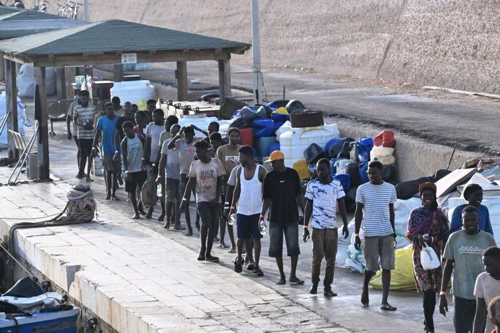 Governo britânico deixa de usar barco para alojar requerentes de asilo