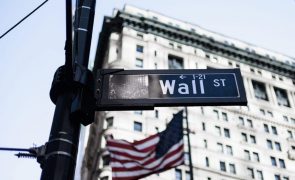 Wall Street segue no 'vermelho' com tecnológicas em queda acentuada