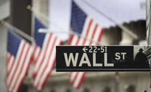 Wall Street inicia sessão sem uma tendência após queda acentuada