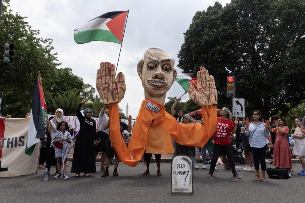 Manifestantes evocam mortos em Gaza durante visita de PM israelita à Casa Branca