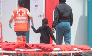 Canárias acolhem milhares de menores que são problema humanitário e político em Espanha