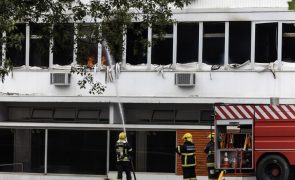 Incêndio na Auto Sueco no Porto está 